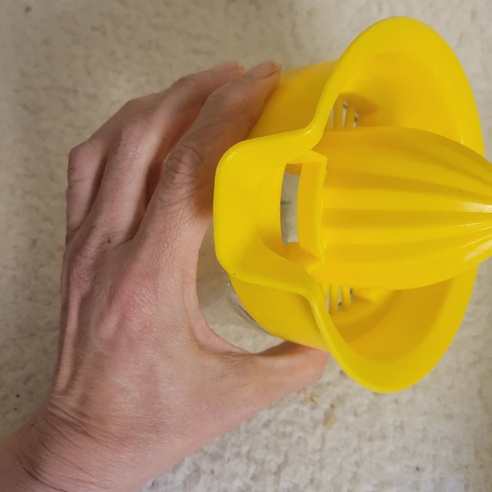 Unbranded Citrus Juicer Kitchen OS Yellow Excellent Retro Glass Manual Reamer
